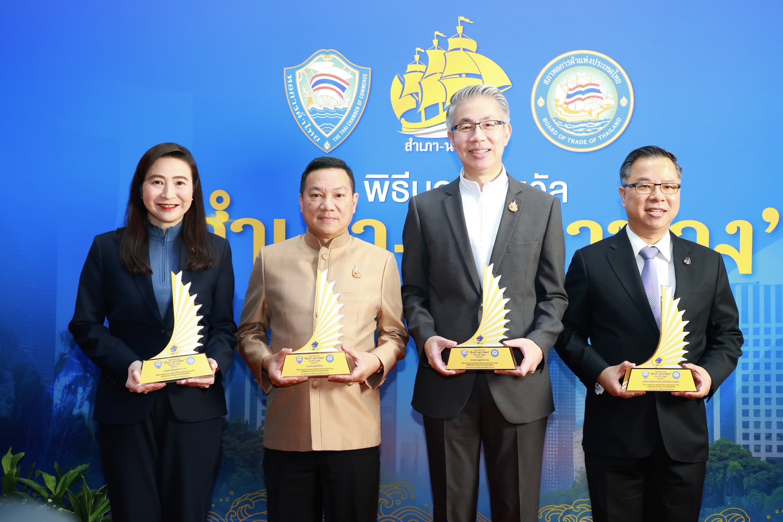 สุดยอดหน่วยงานภาครัฐ! “ดีพร้อม : ขับเคลื่อนสำเภาธุรกิจ-บนกระแสนาวาสีทอง“