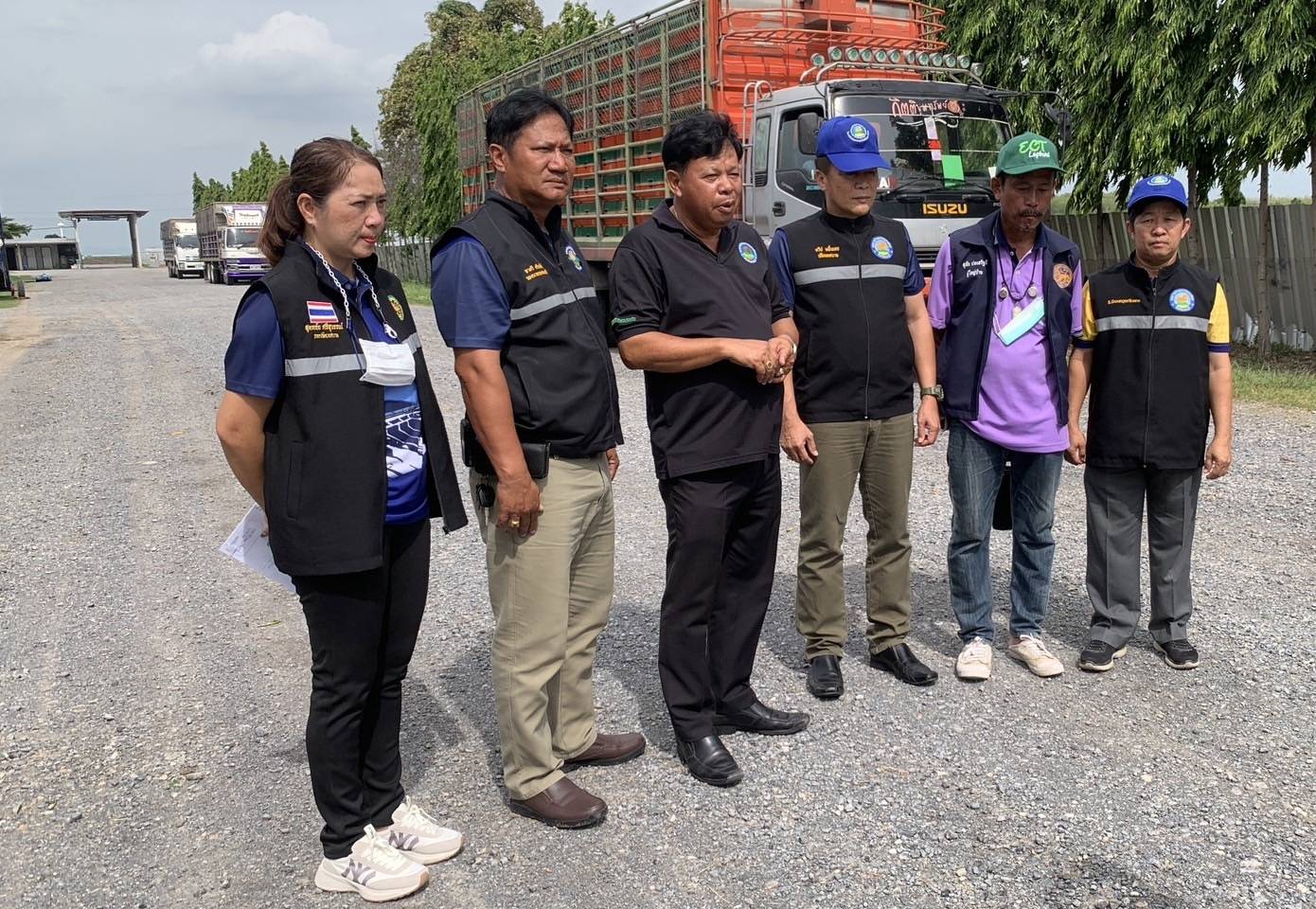 นายกเล็กเทศบาลตำบลเขาพระยาเดินธง ลุย ตรวจกลิ่นเหม็น-แมลงวันตามฟาร์ม