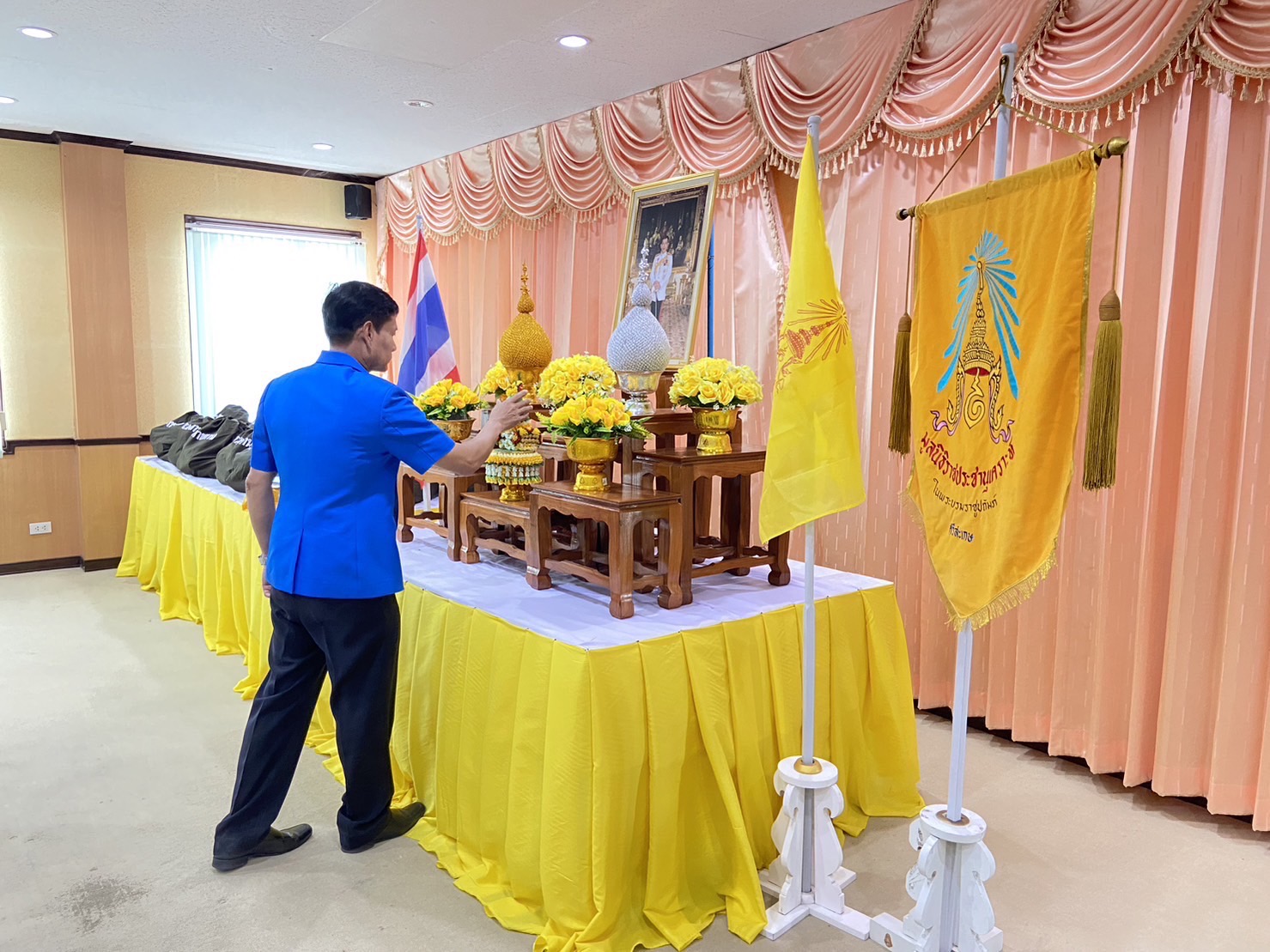 ผวจ.ศรีสะเกษ ประธานมูลนิธิราชประชานุเคราะห์ศรีสะเกษ มอบสิ่งของพระราชทานแก่นักเรียนทุนพระราชทาน 