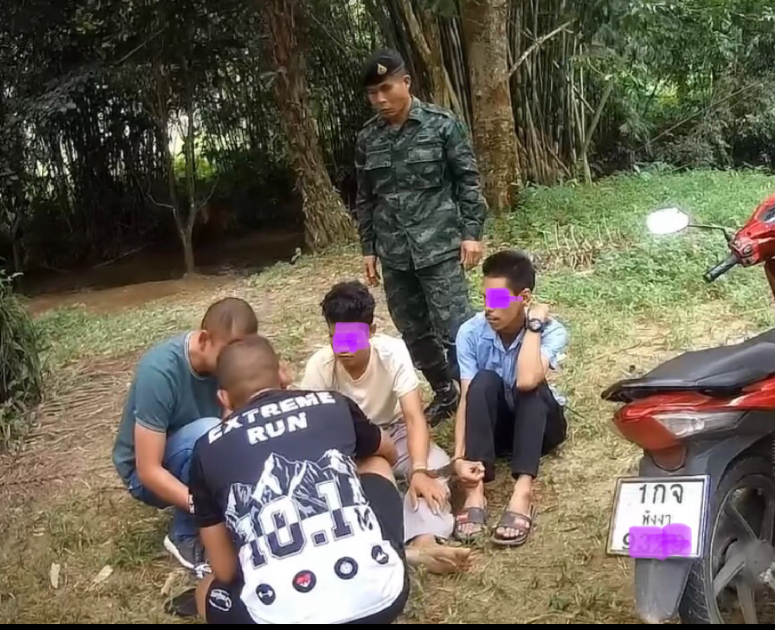 ทหาร-ตำรวจระนอง รวบสองคู่หูดูโอ้แก็งค์ป่าปาล์มระนอง หลงกลเจ้าหน้าที่  ถูกล่อซื้อยาบ้า 50 เม็ด 