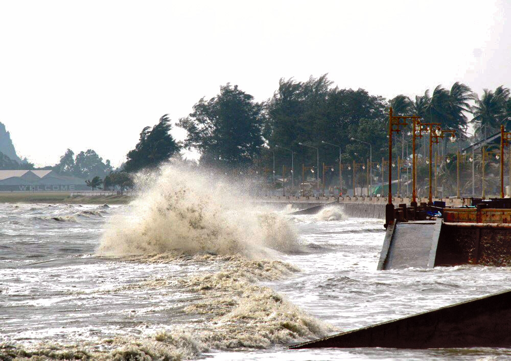 "หัวหิน" ปักธงแดงห้าม นทท.เล่นน้ำทะเลขณะที่ขยะนับ 100 ตัน พัดเกยหาด