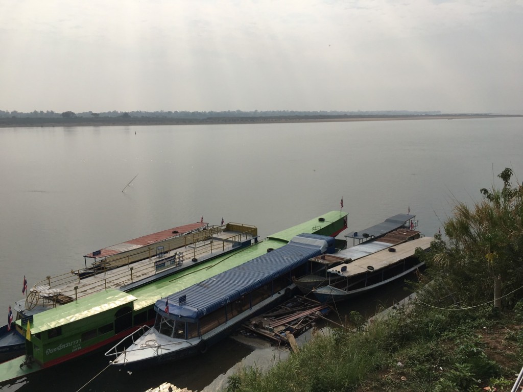ระดมทีมค้นหาต่อเนื่องหนุ่มเมาพลัดตกเรือจมน้ำโขง ยังไร้วี่แวว
