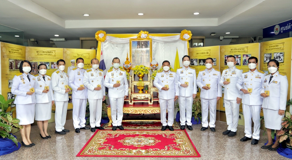 ปทุมธานี จัดพิธีรับพระราชทานพระพลังแผ่นดิน เบื้องหน้าพระบรมฉายาลักษณ์ "ในหลวง-พระราชินี"