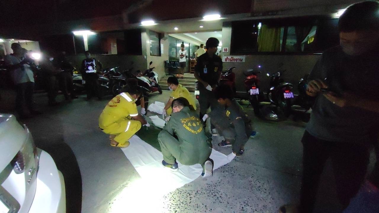 ปทุมธานี สาวเพี้ยนแทงคนพักในอพาร์ทเม้นท์เจ็บ 2 รปภ.เสียชีวิต 1 คน