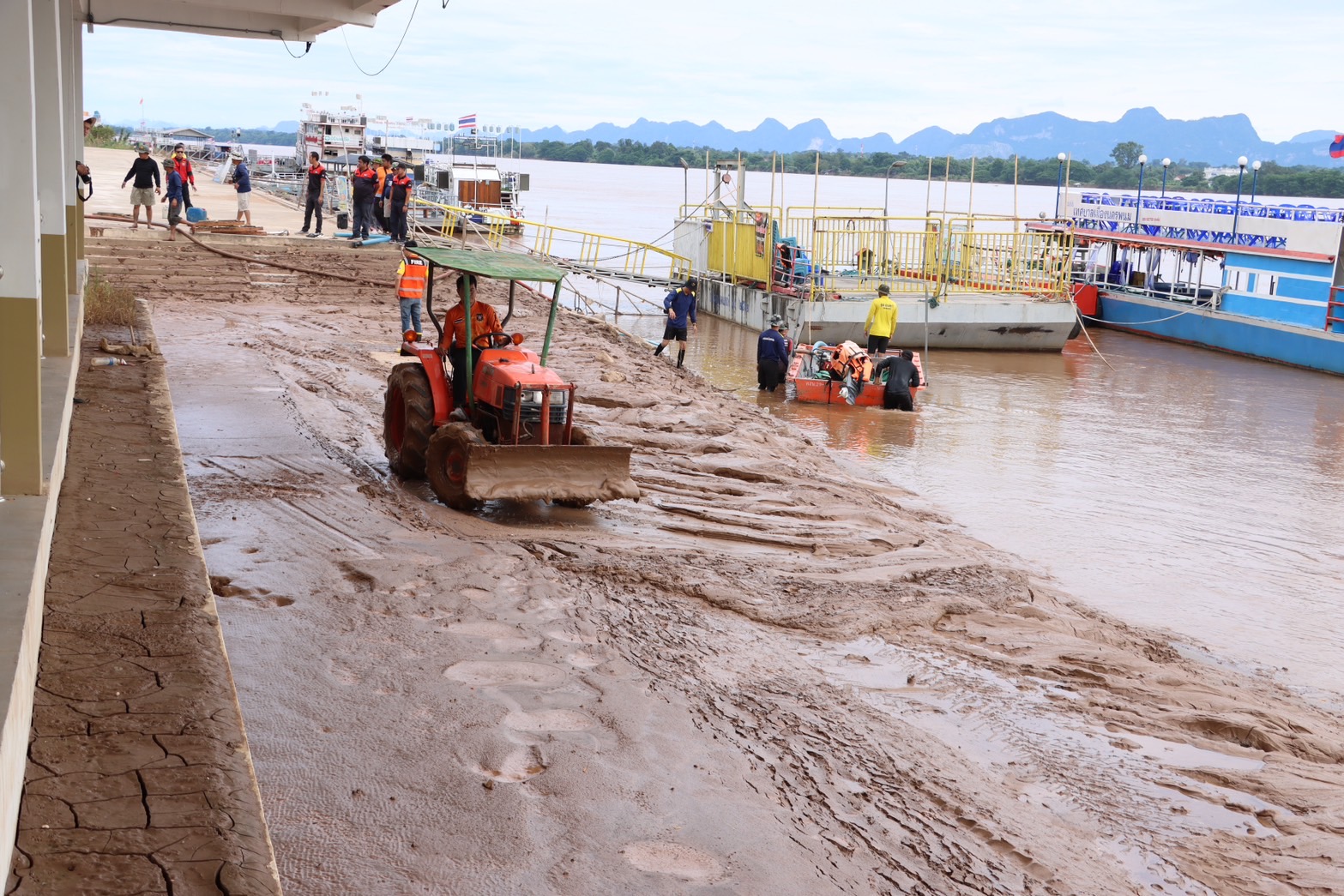 เร่งทำสะอาดพื้นที่ริมโขง  พร้อมนำสายมูไหว้ศาลหลักเมือง เตรียมจัดไหลเรือไฟ