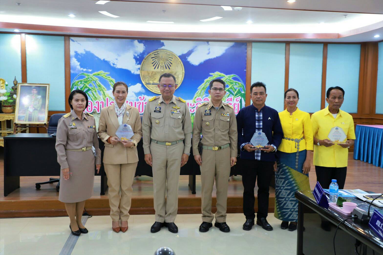 พ่อเมืองยโสธรมอบโล่เกียรติคุณครอบครัวร่มเย็นประจำปี 2563
