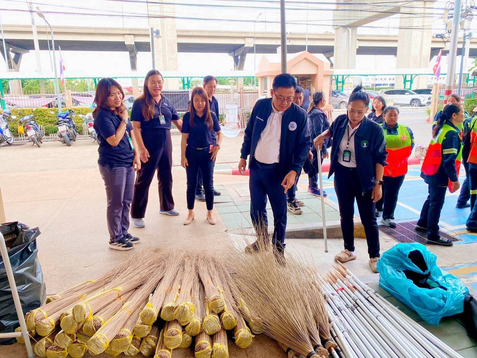 เขตดอนเมือง ขอบคุณ บริษัท พอดีลิฟวิ่ง จำกัด มอบ "ไม้กวาดยืดหดได้" 