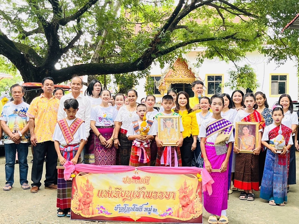 "เอกภาพ-รัชนี" เปิดงานประเพณีแห่เทียนพรรษาสองตำบล อำเภอโพนทอง 