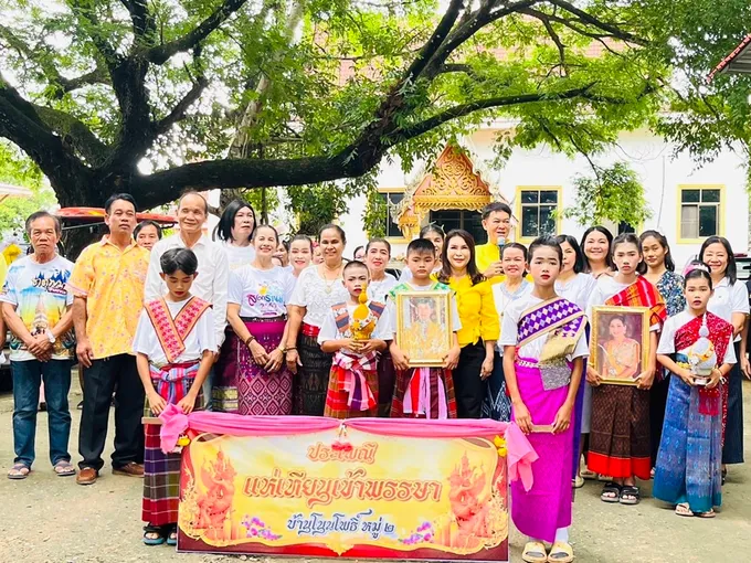 "เอกภาพ-รัชนี" เปิดงานประเพณีแห่เทียนพรรษาสองตำบล อำเภอโพนทอง 