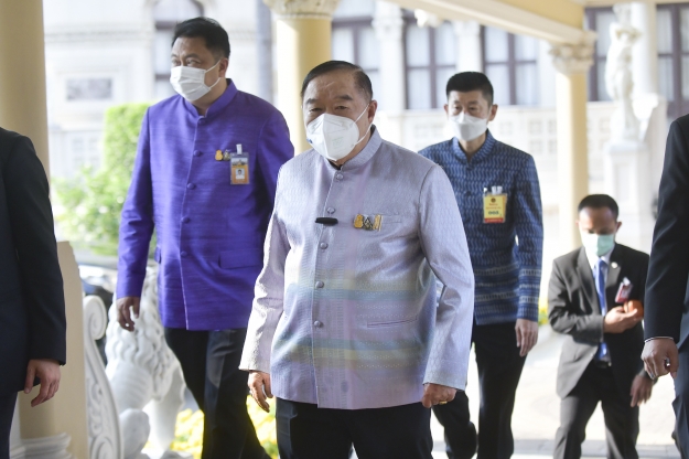 “ประวิตร” ลั่น ไม่มีชื่อเป็นแคดิเดตนายกฯนามเศรษฐกิจไทย ยัน “ธรรมนัส” ยังหนุน “บิ๊กตู่” 