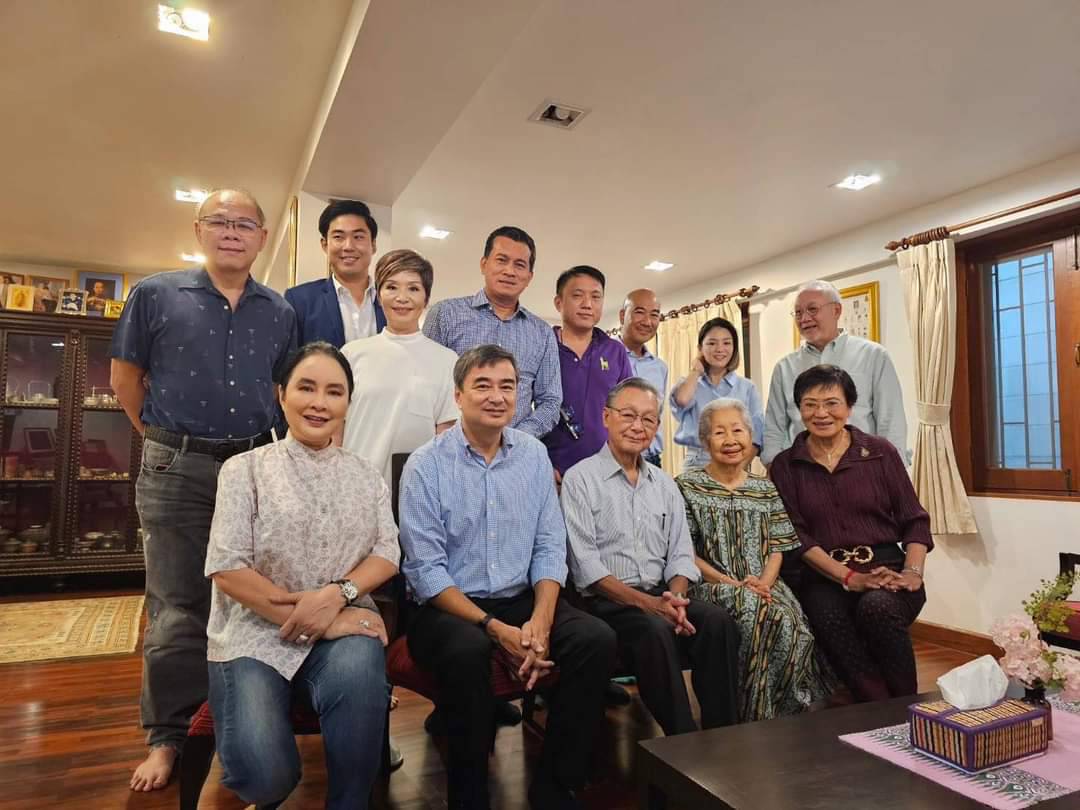หนึ่งภาพล้านความหมาย ! “ศิริโชค” โพสต์รูปกลุ่ม ร่วมเฟรม "ชวน -อภิสิทธิ์" ด้าน “มาดามเดียร์-เอิร์ธ พงศกร” โดดร่วมวงกินข้าวด้วย 