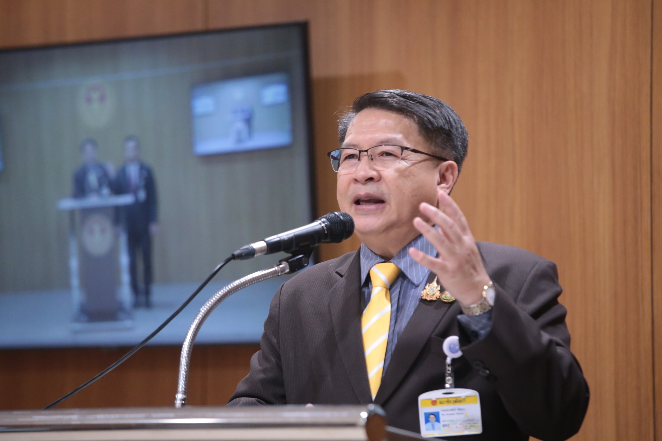 สภาสูง ป่วน ! "หมอเปรม"  ไม่สบายใจ "ประธานวุฒิ" ไม่เร่งประชุมแก้ข้อบังคับ ปูด "สว.สายสีน้ำเงิน"  ขู่โหวตคว่ำฉบับอื่น 