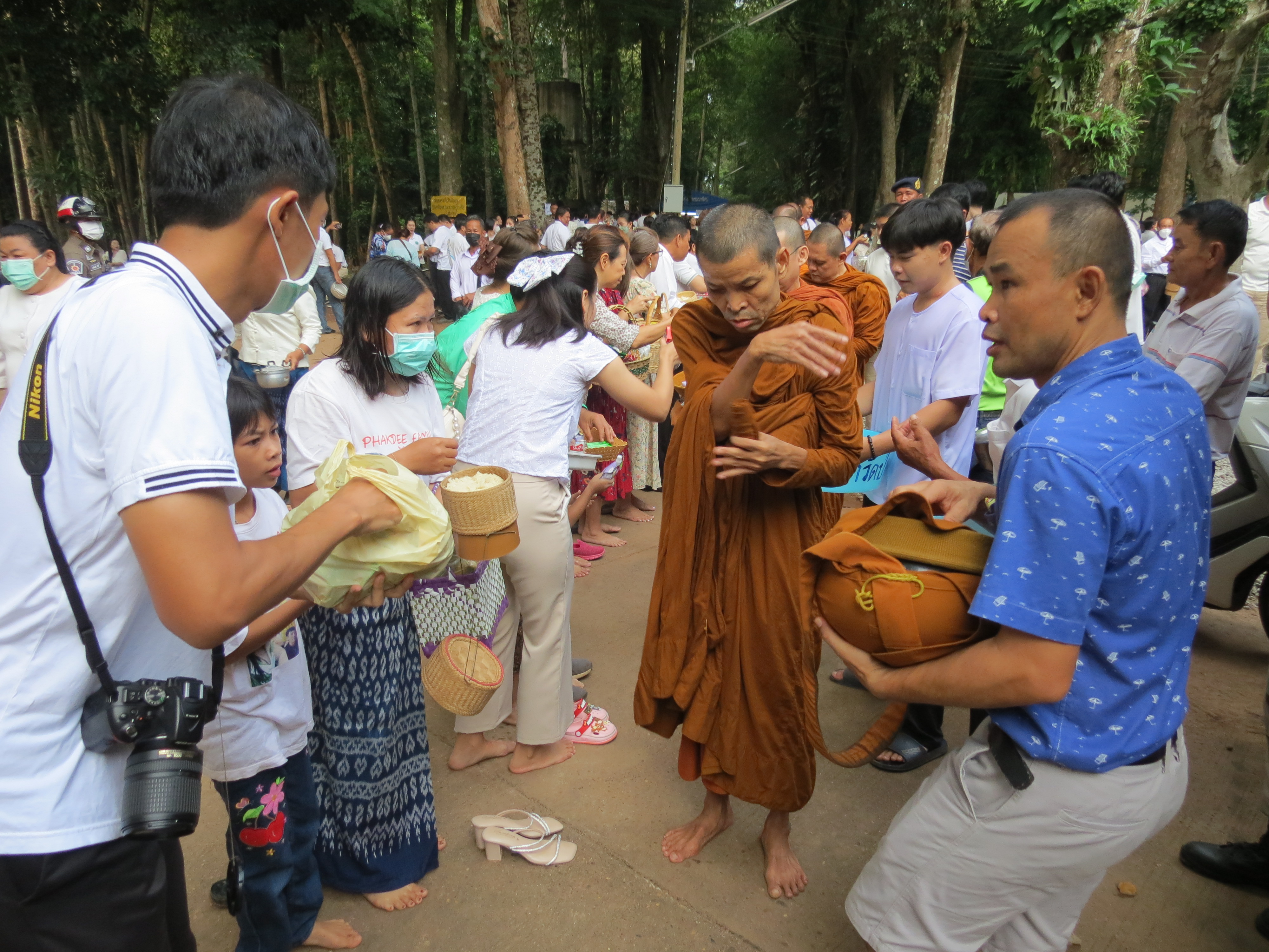 สกลนครทำบุญวันคล้ายวันเกิด"หลวงปู่ฝั้น อาจาโร"ญาติโยมแน่นวัดป่าอุดมสมพร