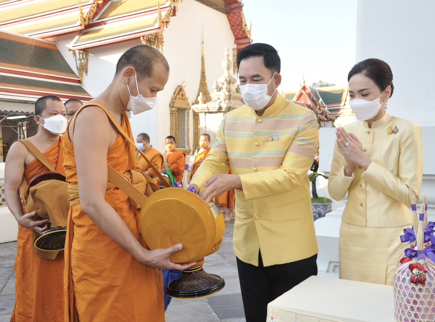 วัดพระเชตุพนวิมลมังคลาราม จัดกิจกรรมตักบาตรรับปีใหม่ เพื่อความเป็นสิริมงคลเข้ามาในชีวิต และเริ่มต้นปีด้วยจิตใจที่เป็นสุข 