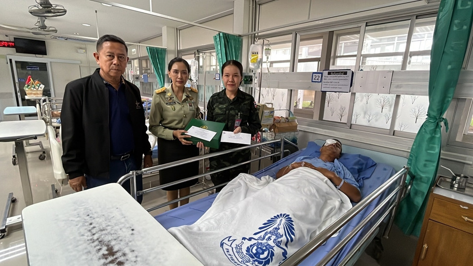 รมช.กลาโหมเยี่ยมทหารบาดเจ็บชายแดนอุบลฯ พร้อมให้กำลังใจครอบครัวและทีมแพทย์
