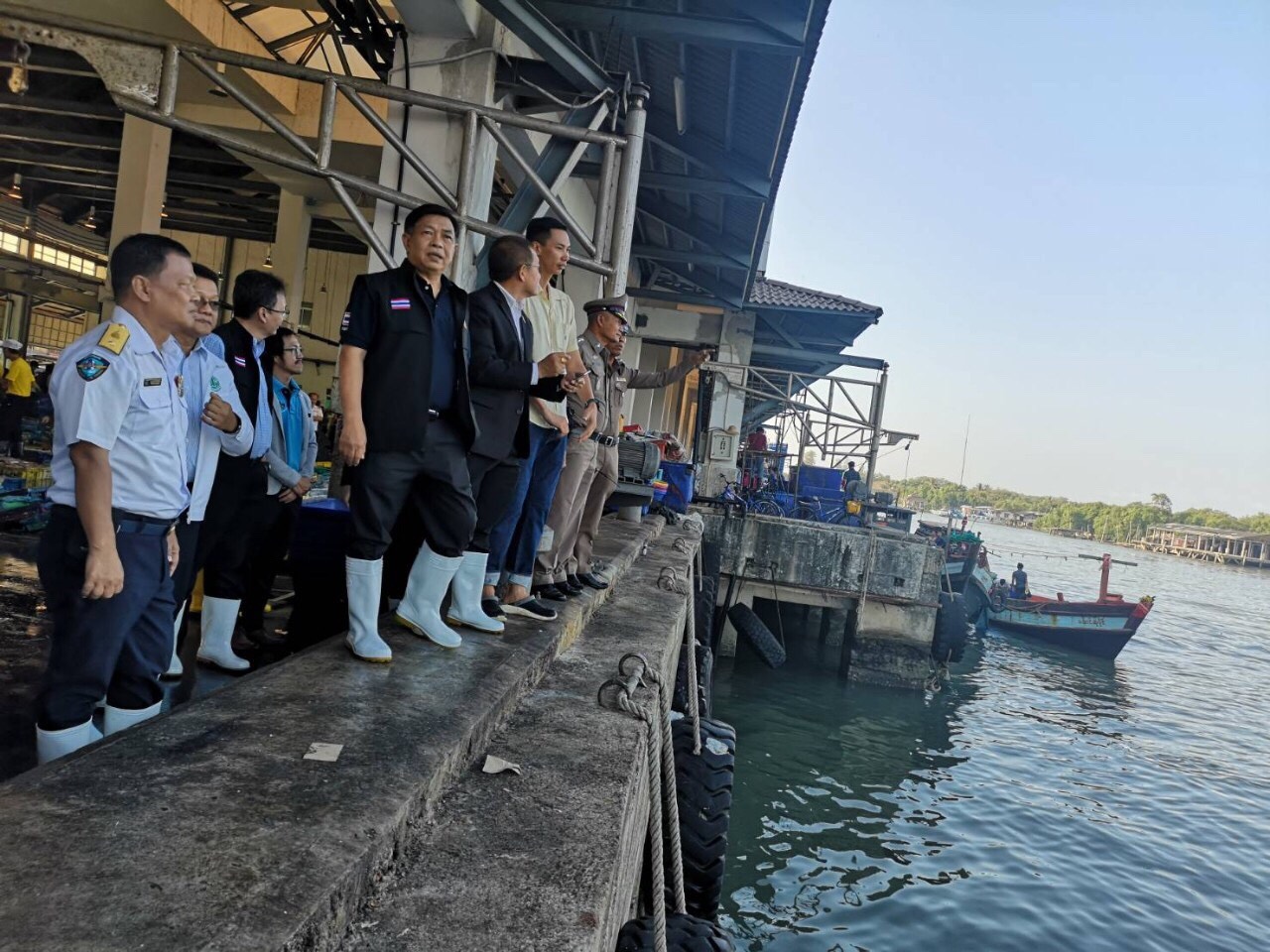 “อลงกรณ์” ลุยด่านระนองกำชับคุมเข้มสัตว์น้ำต่างชาติทะลักเข้าไทยแก้ปัญหาราคาสัตว์น้ำในประเทศไทย