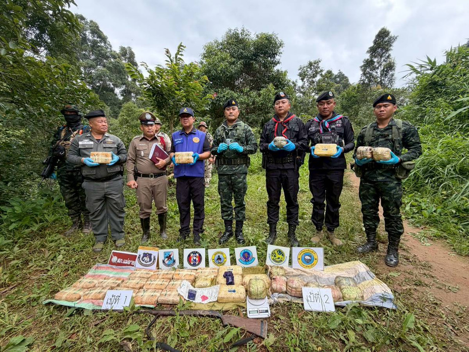   ทหารผาเมือง ปะทะแก๊งขนยายึดของกลาง1.5 แสนเม็ด-ฝิ่นดิบ 17.6 กก. พื้นที่แม่อาย จ.เชียงใหม่
