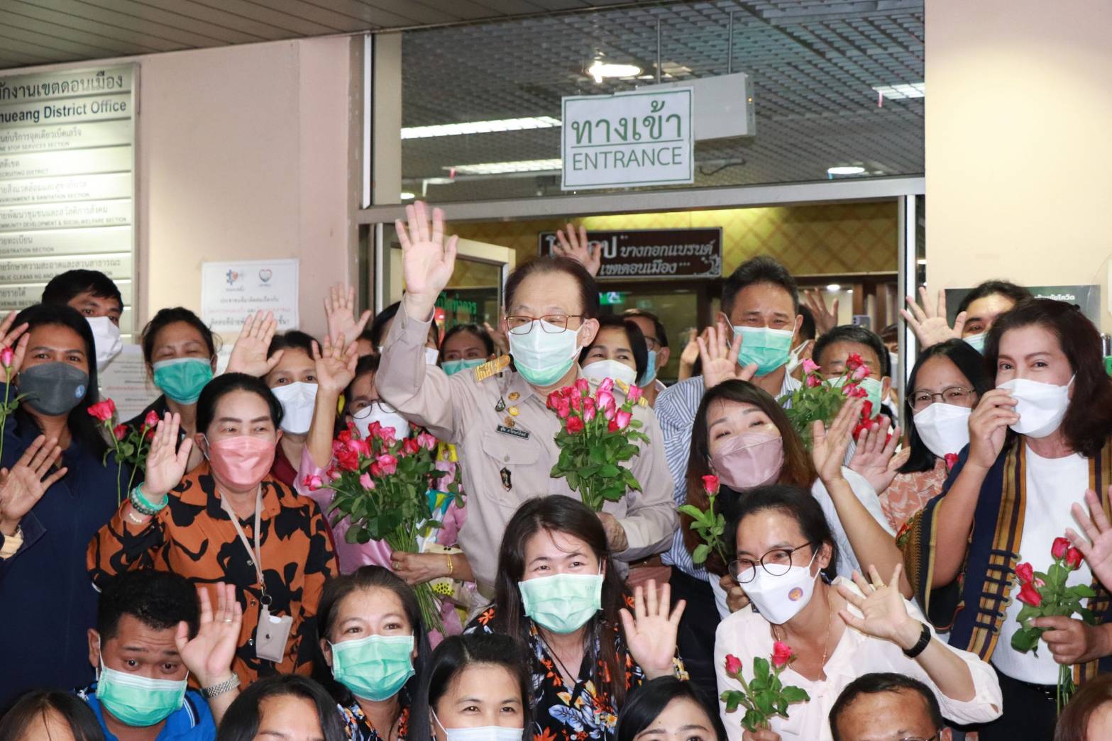 เขตดอนเมือง แสดงความรัก ร่วมส่งผอ.เขตเดินทางกลับบ้านในวันเกษียณอายุราชการ
