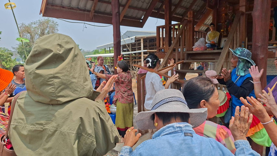 ขนลุกซู่! ปู่พญาแก้วปะทะเจ้าพ่อด้ามไม้ขาคำ ประทับร่างควงดาบโชว์กลางป่า คอหวยแห่ส่องเลขธูป "แม่ชบาแก้ว"