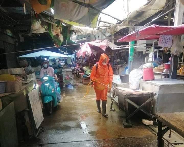   นายกเทศมนตรี ตำบลท่าวุ้ง ส่งเจ้าหน้าที่ล้างตลาดสดสร้างความเชื่อมั่นปชช.