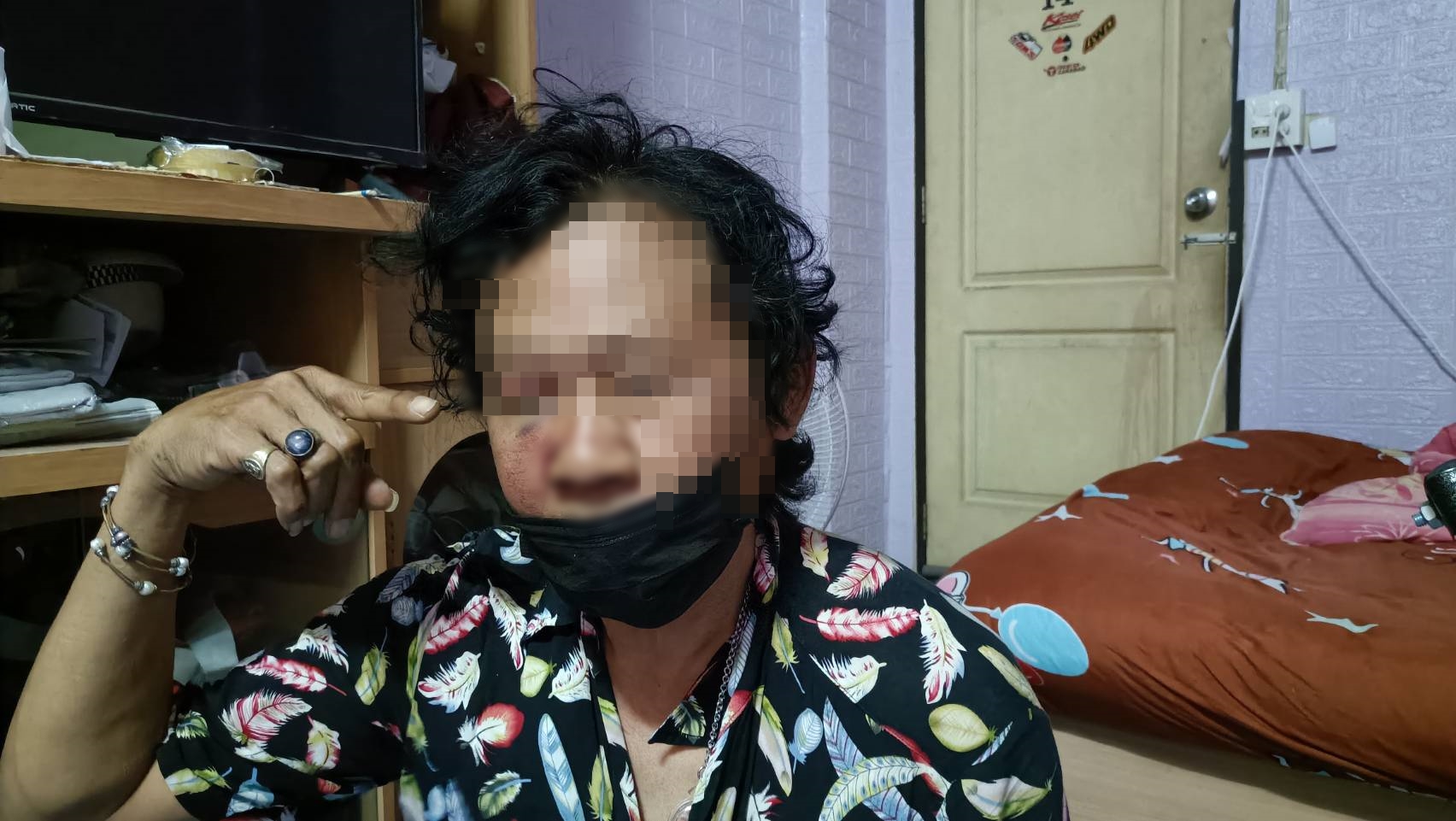 ปทุมธานี ลุงไลฟ์สดถูกแก๊งอันธพาลย่านรังสิตรุมสกรัม พร้อมฉกเงินสด ชิงมือถือก่อนหลบหนี