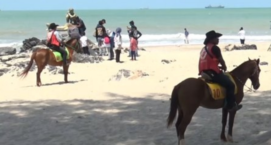 ม้าคาวบอยชายหาดสมิหลาสงขลาช่วงหน้าร้อนคึกคัก