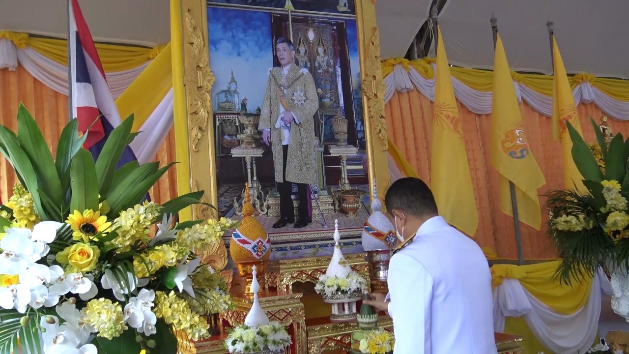 ผู้ว่าฯสงขลา นำพสกนิกรทุกหมู่เหล่า ร่วมพิธีทำบุญตักบาตรพระสงฆ์ 70 รูป ถวายเป็นพระราชกุศล