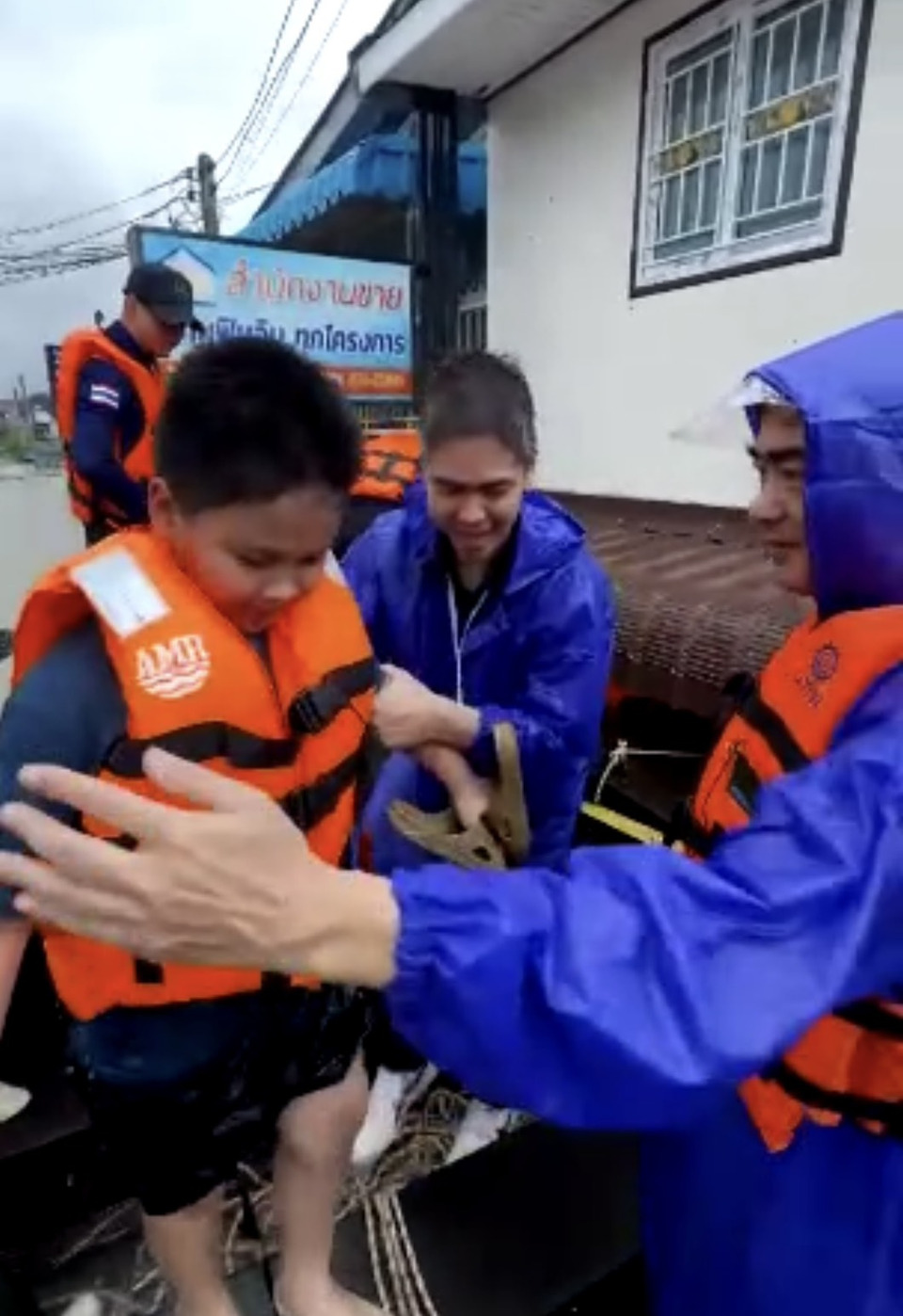 “อภิสิทธิ์” จี้รัฐบาล อย่าปล่อยปัญหาน้ำท่วม “ไร้ระบบ” ลุยหาดใหญ่ช่วยเหยื่อติดบ้าน ซัดคนต้องการช่วยแต่ไม่รู้จะไปที่ไหน