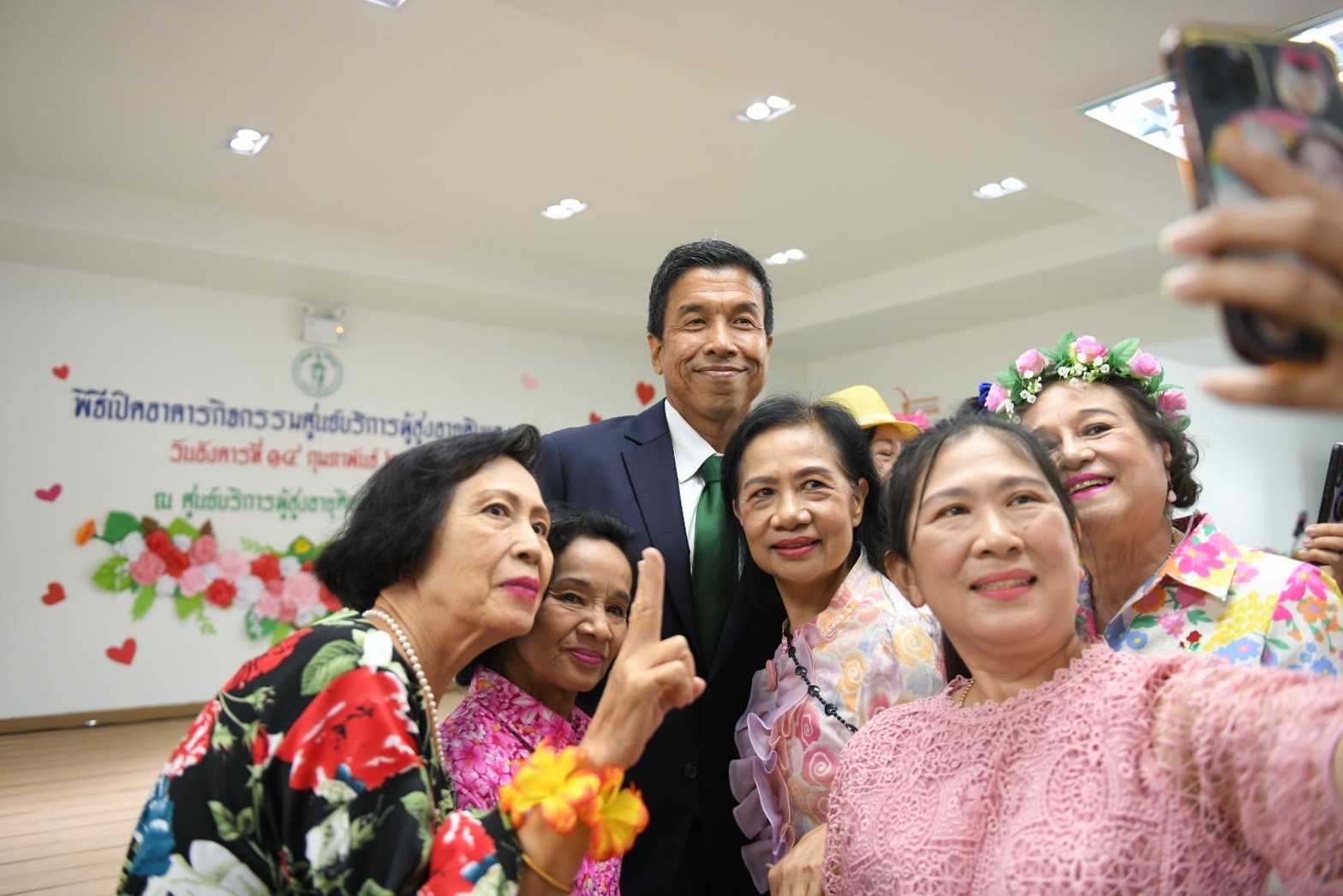 “ชัชชาติ” เปิดศูนย์บริการผู้สูงอายุดินแดง ชวนผู้สูงอายุอย่าอยู่เฉย ออกมาทำกิจกรรม