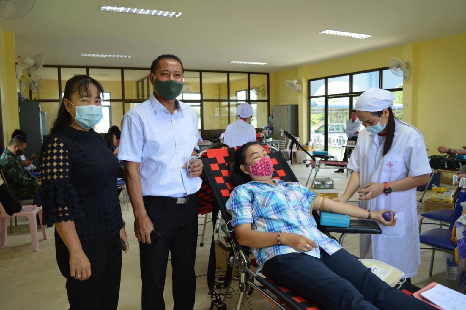 อบต.ท่าแค นำพนักงาน-ทหาร-ประชาชน ร่วมบริจาคโลหิตให้กับสภากาชาดไทย