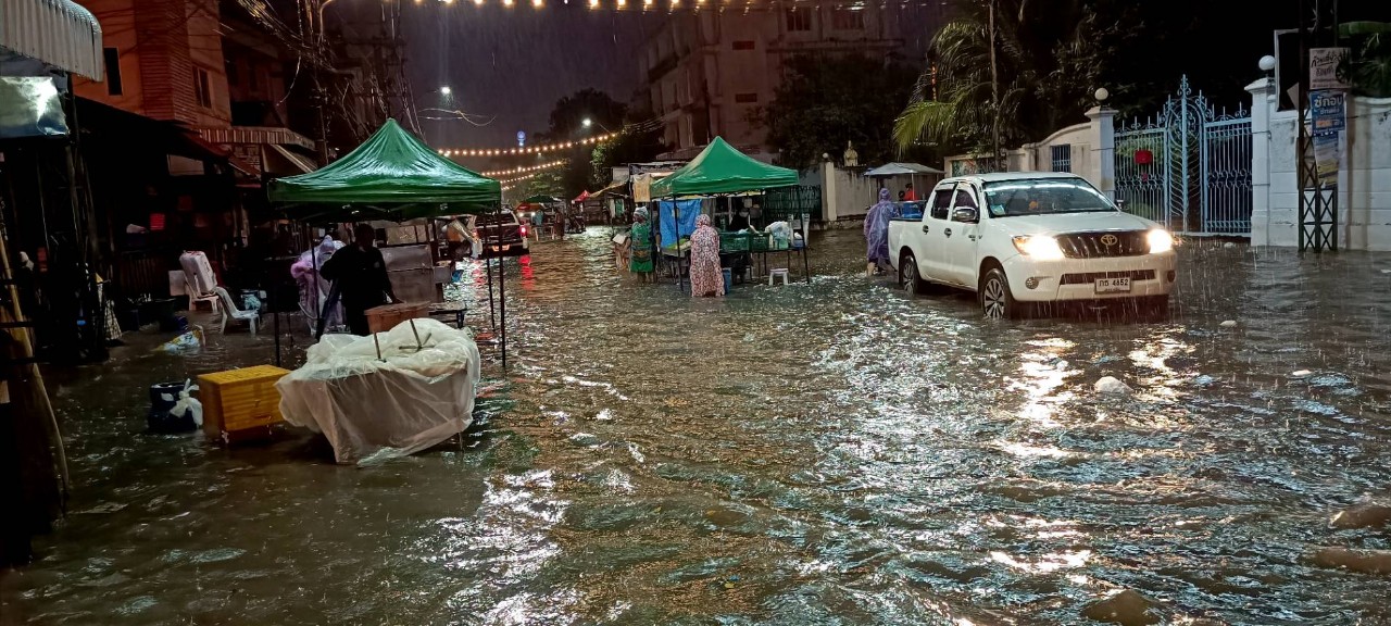 ฝนถล่มเมืองโคราช หน้าค่ายสุรนารี ไนท์บาซาร์ ตลาดเซฟวัน จวนผู้ว่าน้ำรอการระบาย