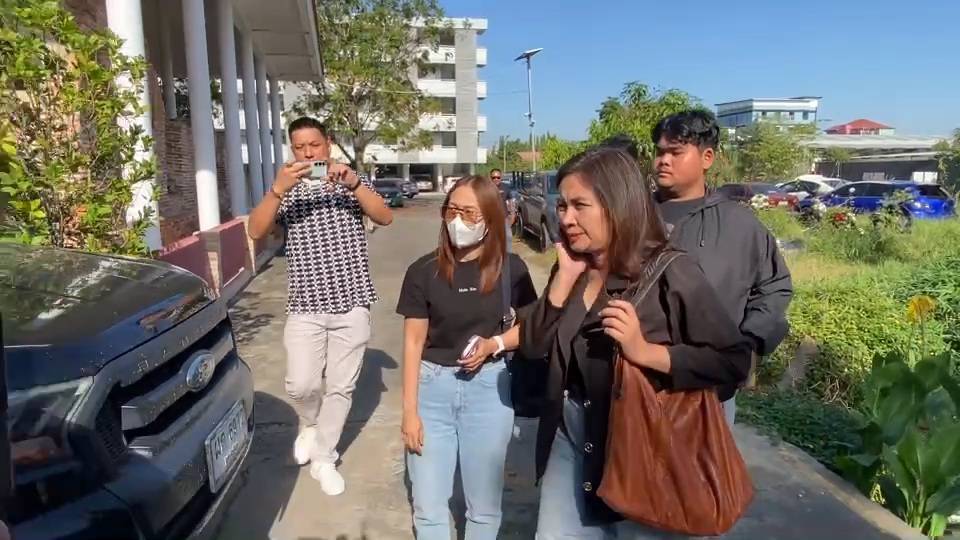 3 คนใกล้ชิด "นัทปง" เข้าพบตำรวจบางกรวย ให้ปากคำคดีโยงคอนโด ยังปิดปากไม่ตอบสื่อ