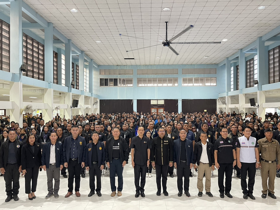 ผู้ว่าฯ ศรีสะเกษ อำนวยความสะดวกประชาชน 750 คน กราบถวายบังคมพระบรมศพ "สมเด็จพระพันปีหลวง"