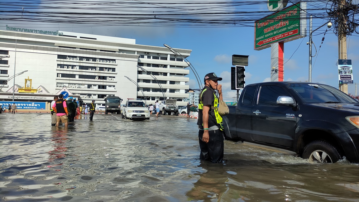ลำตะคองล้นเขตเศรษฐกิจโคราชอ่วม 