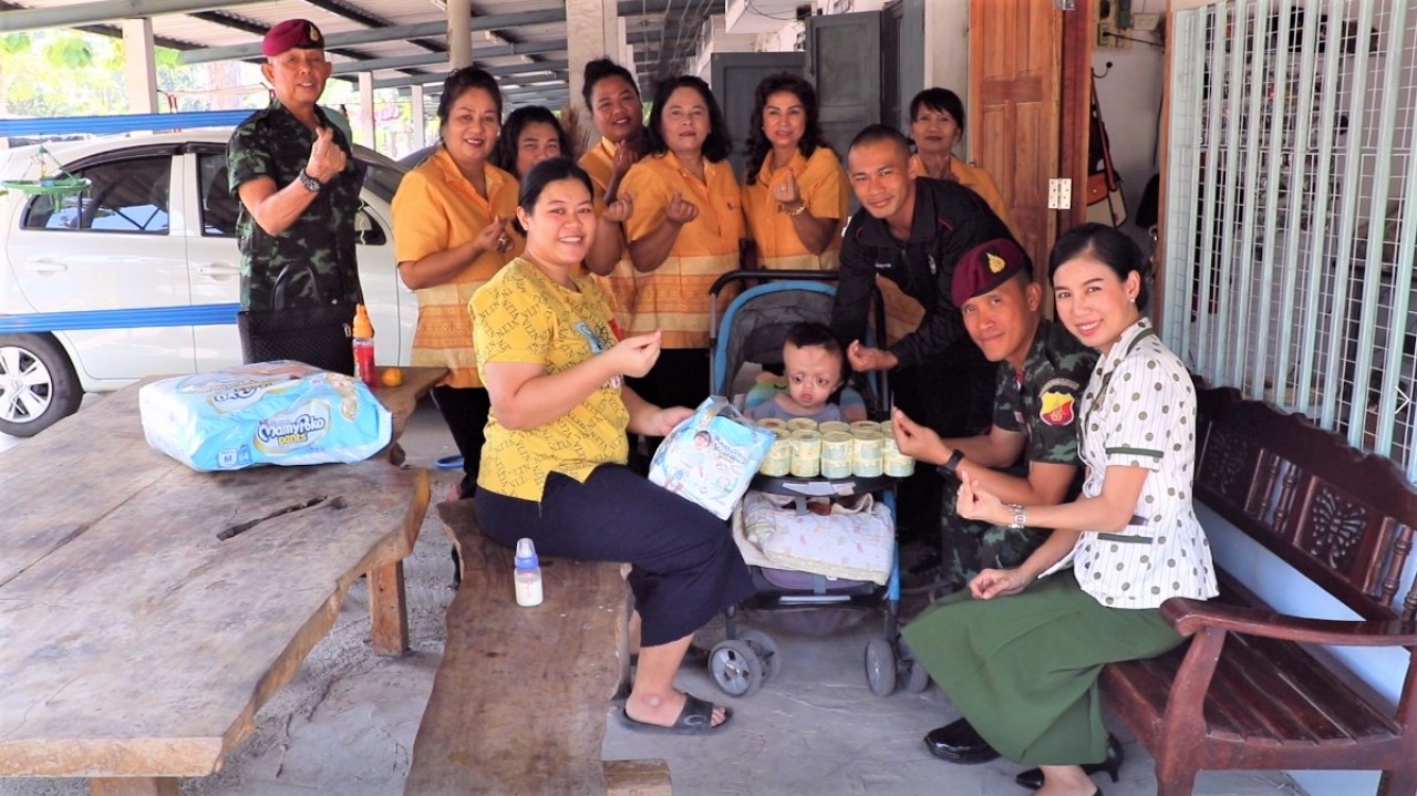 ชมรมแม่ทหารบก กองพันรบพิเศษ นำสิ่งของบรรเทาทุกข์ มอบช่วยเหลือ ให้แก่ บุตรกำลังพล ที่ป่วยพิการ