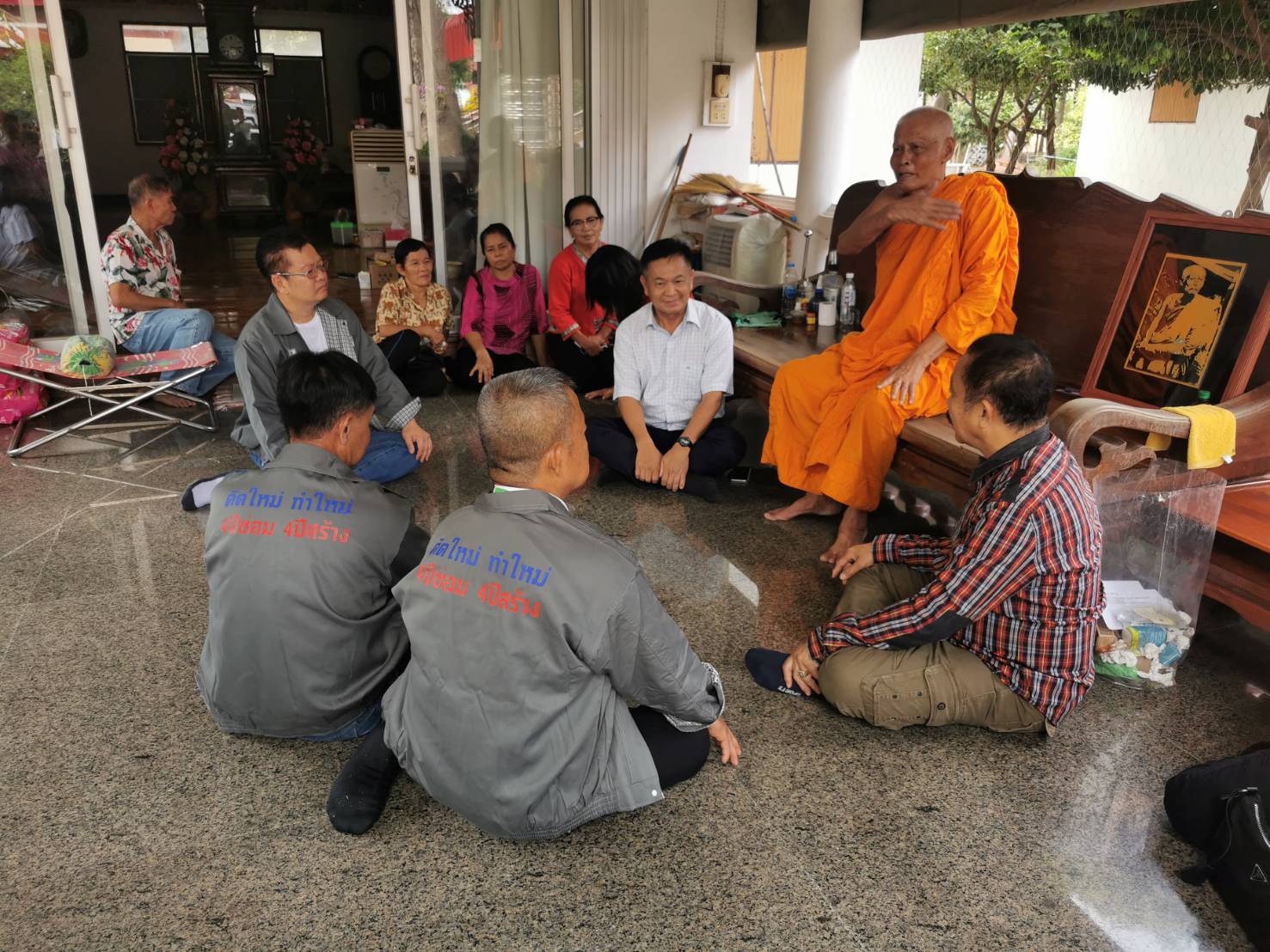 "พลเอกศุภวุฒิ อุตมะ" พาผู้สมัคร ส.อบจ. อดีต ตร.ทั้งทีม กราบขอพรเจ้าอาวาสวัดสนามไชย ก่อนขอคะแนนเสียงชาวบ้าน-แม่ค้าตลาดนัด