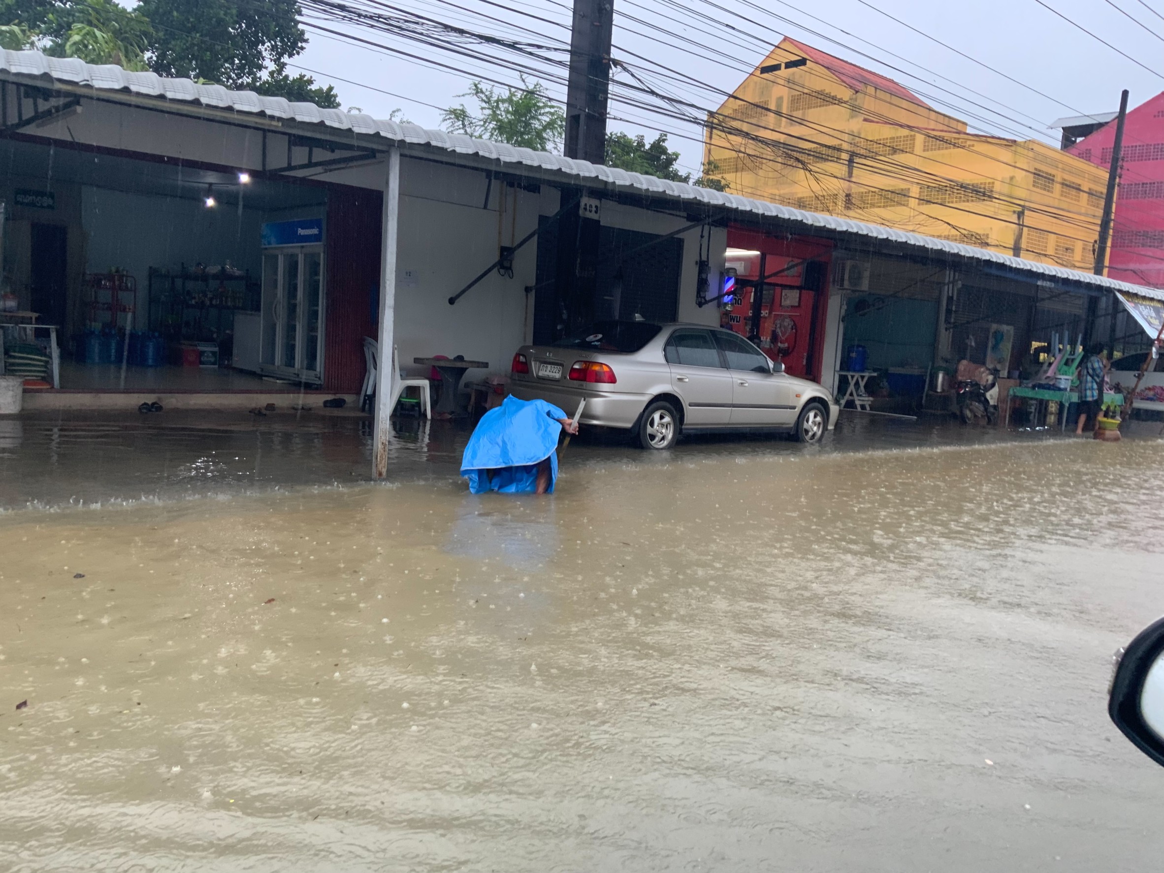 ฝนถล่มตราด ถนนหลัก ถนนรอง น้ำป่าไหลหลากท่วมสัญจรยากลำบาก​ บ้านนายก ทต.แสนตุ้งหนัก