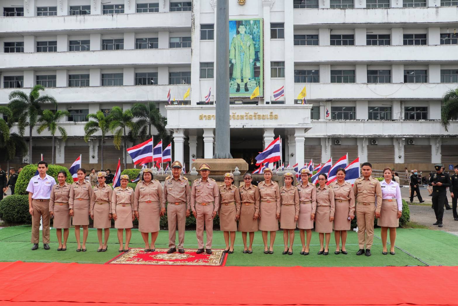 ร้อยเอ็ดร่วมใจน้อมรำลึกในพระมหากรุณาธิคุณเนื่องในวันพระราชทานธงชาติไทย