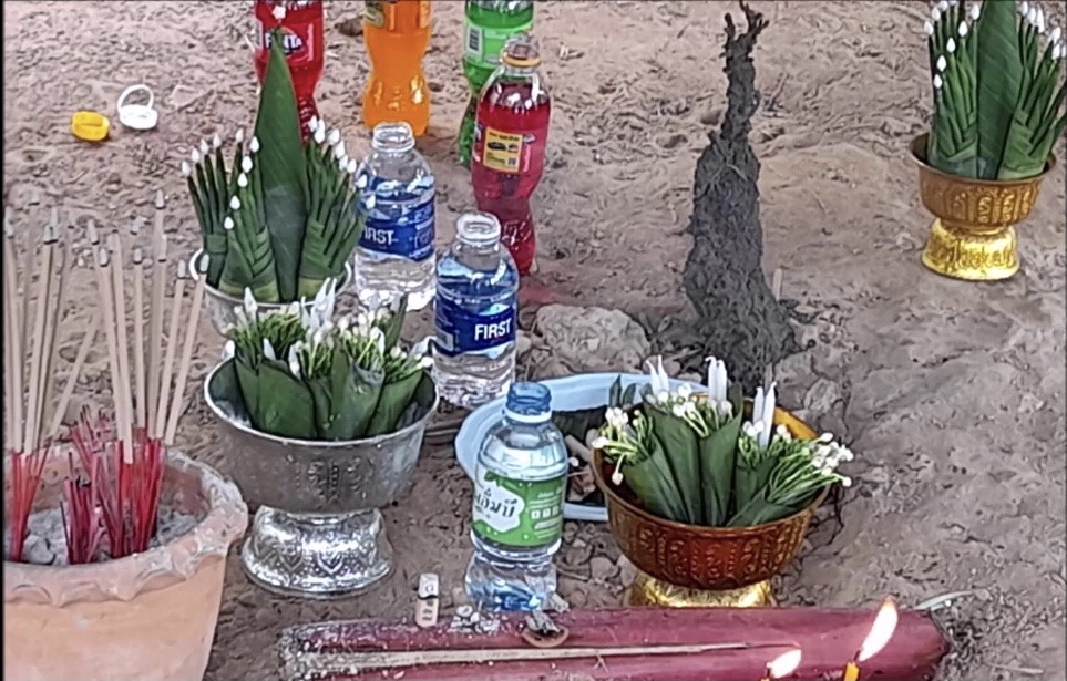 อุดรธานี  ตื่นจอมปลวกคล้ายเศียรพญานาค แห่ขอโชคลาภ เลขเด็ดในโค้งสุดท้าย
