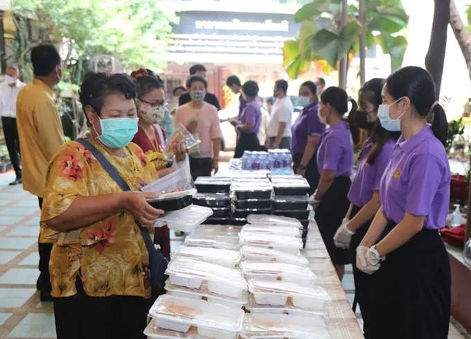 ร่วมกันตั้งโรงทานช่วยผู้รับผลกระทบโควิด-19