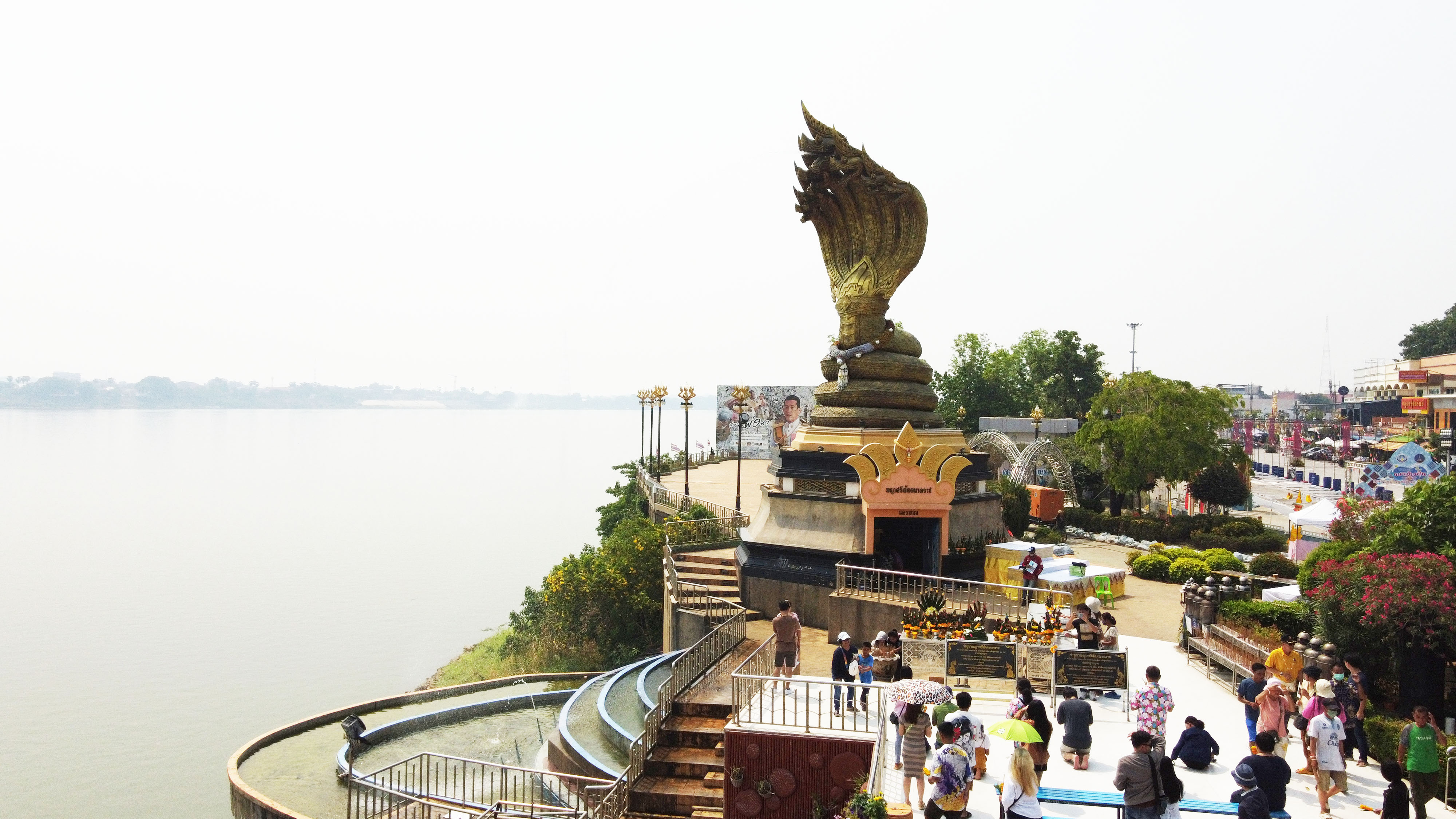 หยุดยาวคึกคักทำบุญไหว้พระธาตุพนม ขอพรพญานาค