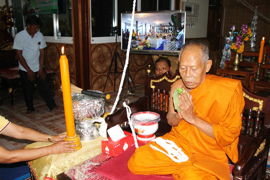 เข้มขลัง "หลวงปู่รอด" เกจิดังด้านแคล้วคลาดปลอดภัยทำพิธีพุทธาภิเษก ป้ายทะเบียนรถเลขสวย 