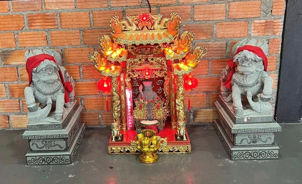 เพจดังแฉ หมอดูฮวงจุ้ยชื่อดัง หลอกยายวัย 77 กับลูกสาว โดนค่าต่างๆ สูญเงิน 66 ล้าน ชาวเน็ตช่วยกันสืบจากอักษรย่อ