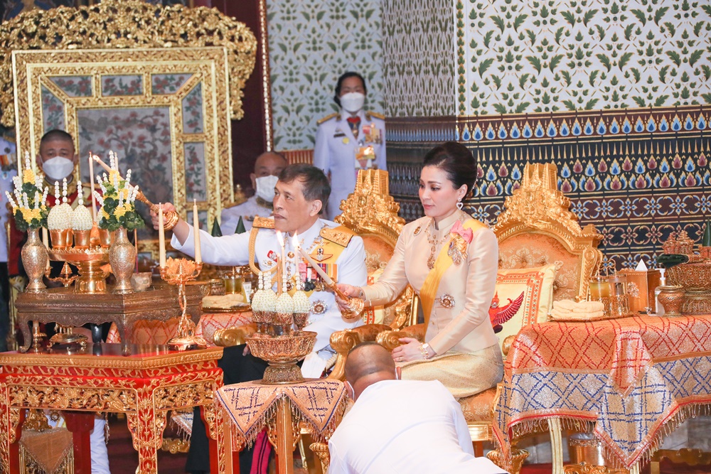 "ในหลวง - พระราชินี" ทรงบำเพ็ญพระราชกุศลทักษิณานุปทาน ในวันคล้ายวันพระบรมราชสมภพ รัชกาลที่ 9