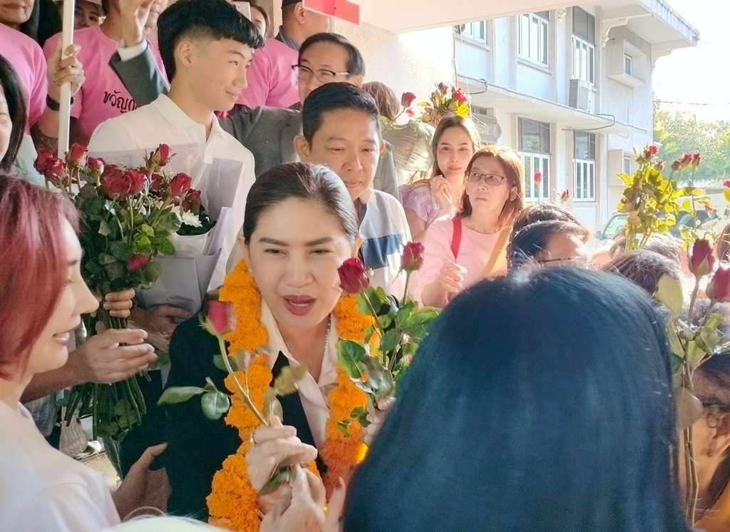 "ขวัญกมล ฉายแสง" เมียนายกก้อย จ่อยึดเก้าอี้นายกเทศบาลเมืองแปดริ้วแบบไร้คู่แข่ง