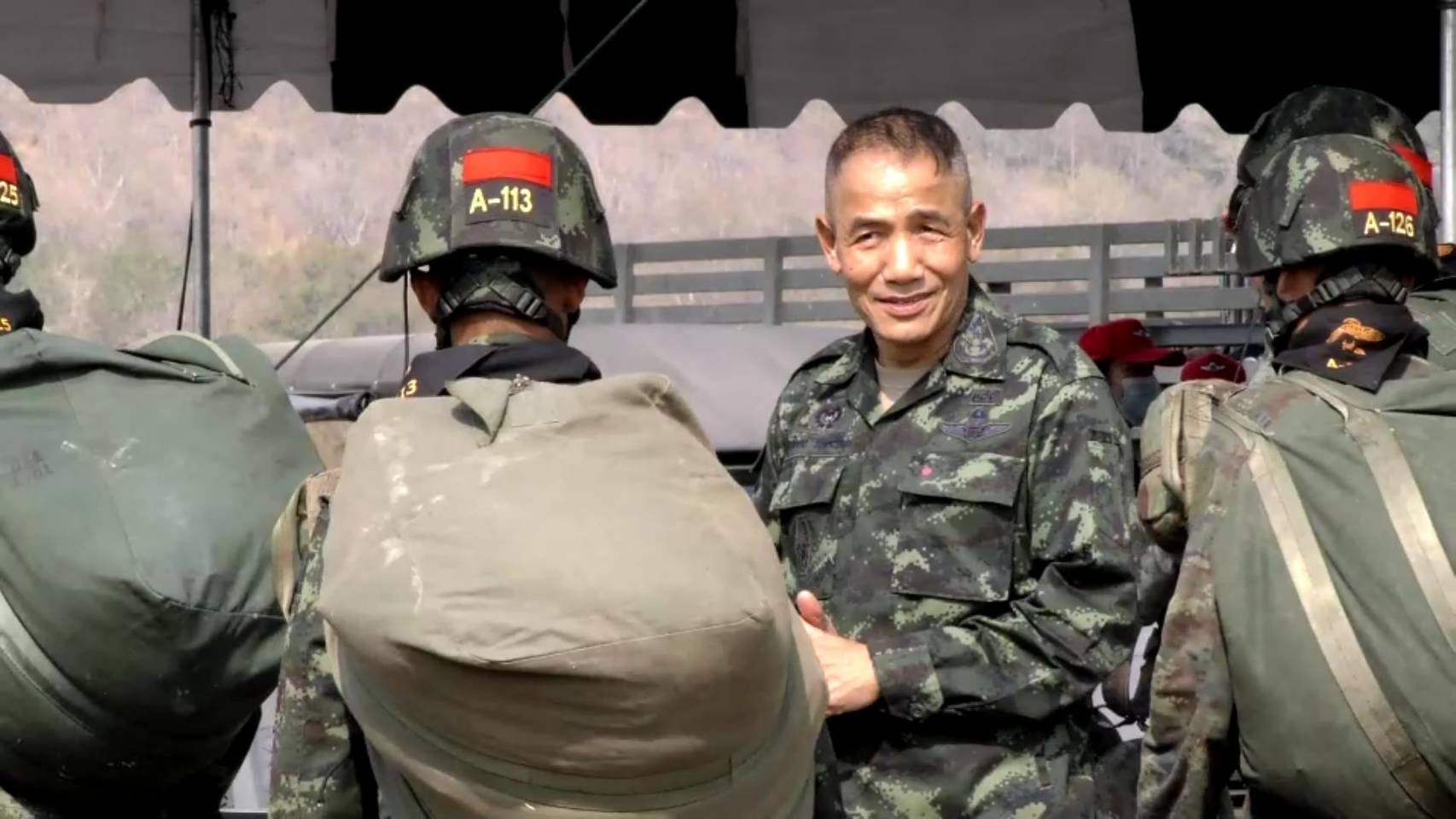 ผบ.หน่วยบัญชาการสงครามพิเศษ ร่วมกระโดดร่มกับนร.นายร้อยจปร. หลักสูตรส่งทางอากาศ รุ่นที่ 329