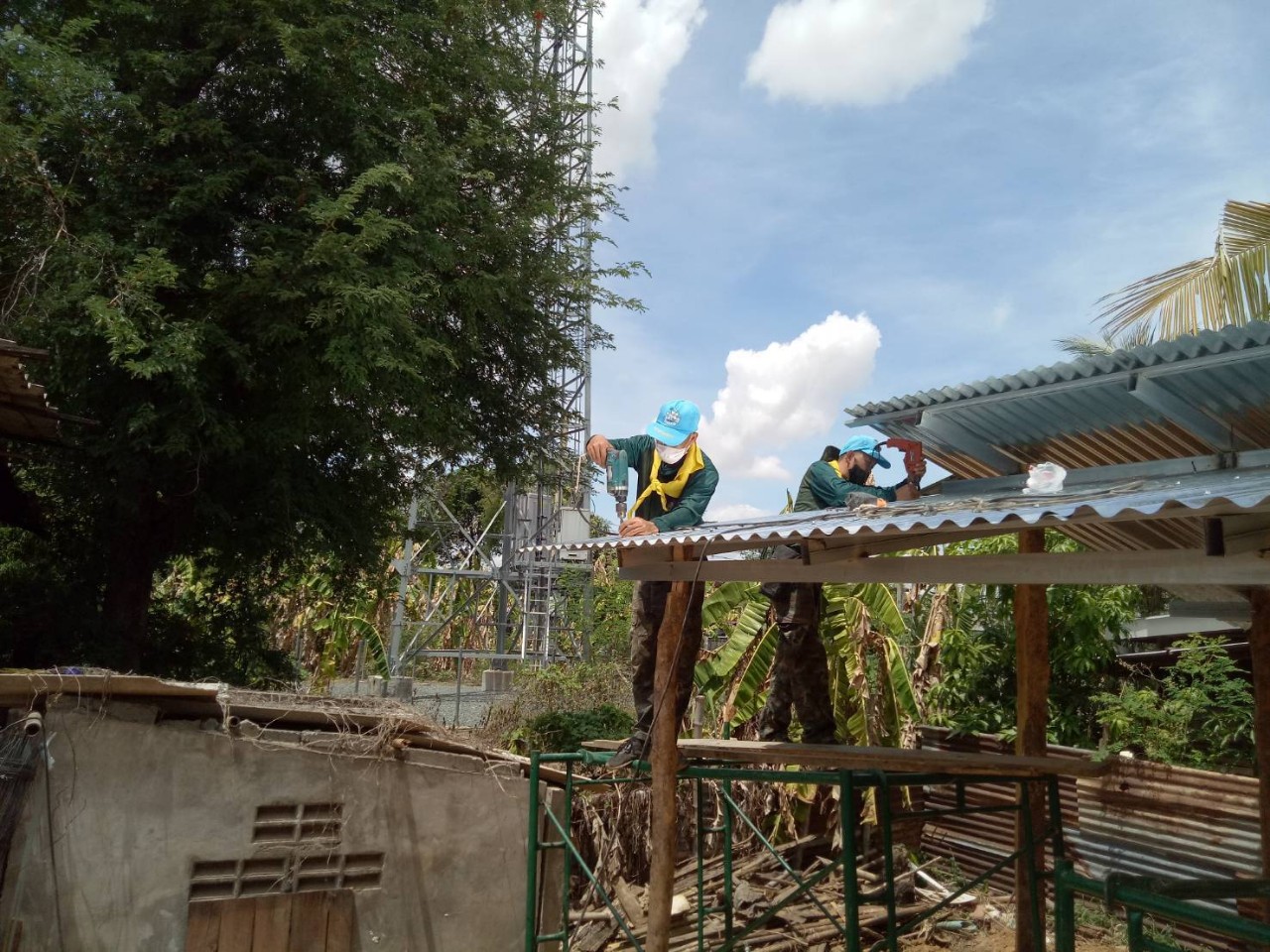  นำชุดช่างทหารจิตอาสา ซ่อมแซมบ้านพักอาศัยให้ผู้ยากไร้จ.​อุตรดิตถ์ 