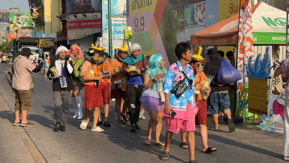 ทะลุ 40 องศาไม่ถอย! ถนนข้าวเหนียวขอนแก่นเดือด นักท่องเที่ยวไทย-เทศแห่เล่นน้ำแน่น