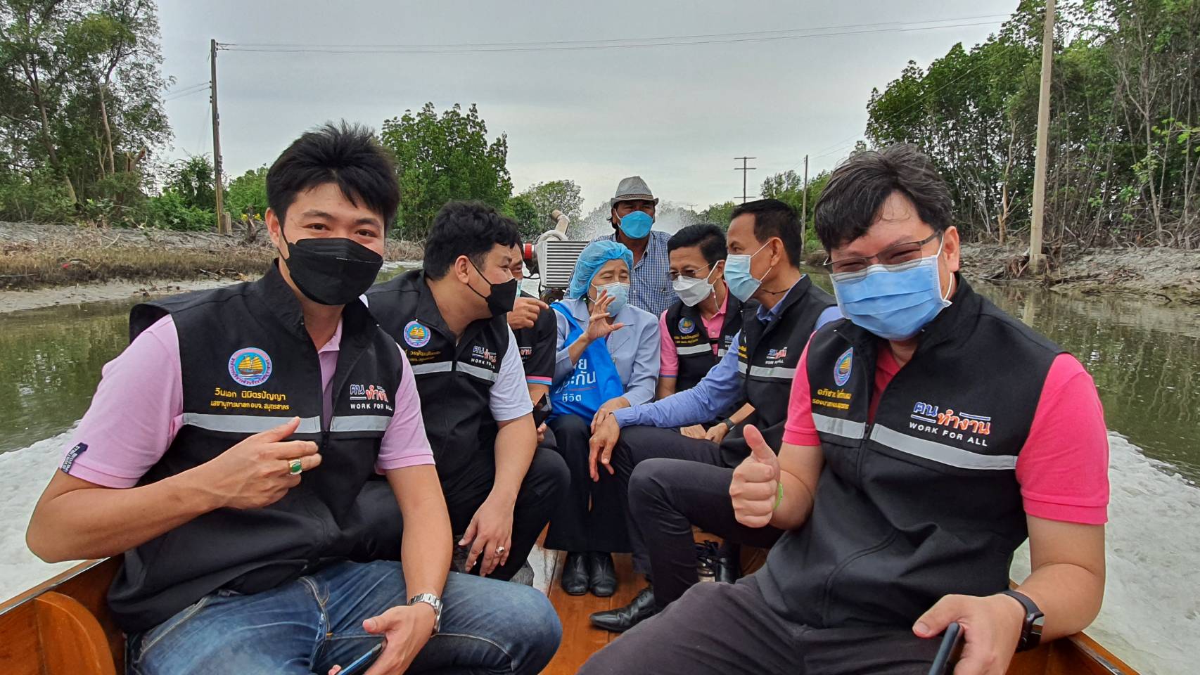 นายก อบจ. สมุทรสาคร พร้อมทีมผู้บริหารและสมาชิกสภา  ลงเรือลุยเข้าพื้นที่พันท้ายนรสิงห์ ให้บริการฉีดวัคซีนซิโนฟาร์มผู้ป่วยติดเตียง