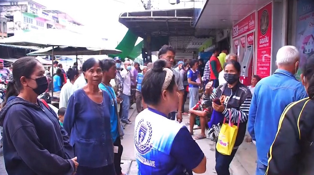 สุพรรณบุรี แห่เบิกเงินหมื่นแน่นธนาคาร ชาวบ้านดีใจมีเงินจ่ายค่าไฟ